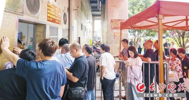 员工淡季每人每月只上4天班，但社保照交、工资按时发！71岁大姐开的“长沙版的胖东来”，火了