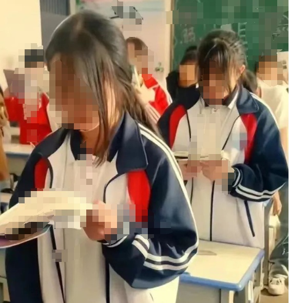 “鲶鱼须”过时了?“10后”开始流行“呆毛”发型!网友:好有想法 “鲶鱼须”过时了?“10后”开始流行“呆毛”发型!网友:好有想法