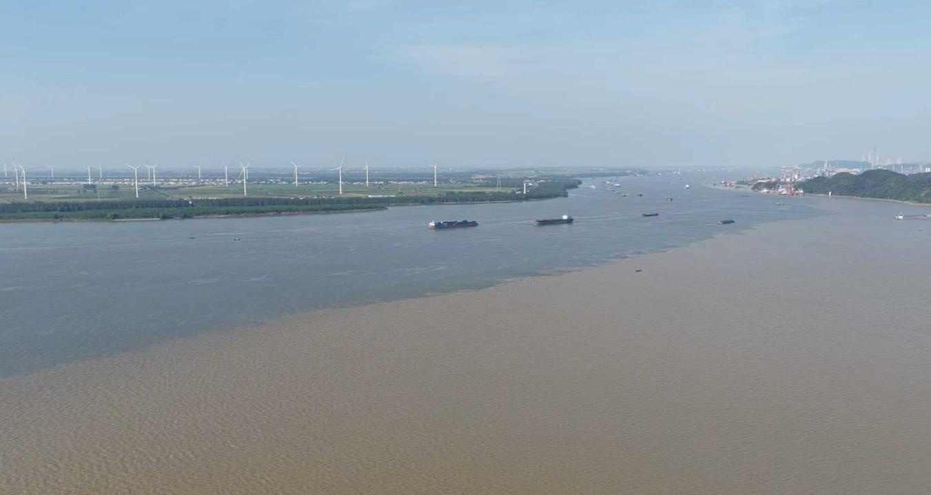 江西湖口:鄱阳湖入长江之口出现“江湖两色”倒置景观 江西湖口:鄱阳湖入长江之口出现“江湖两色”倒置景观
