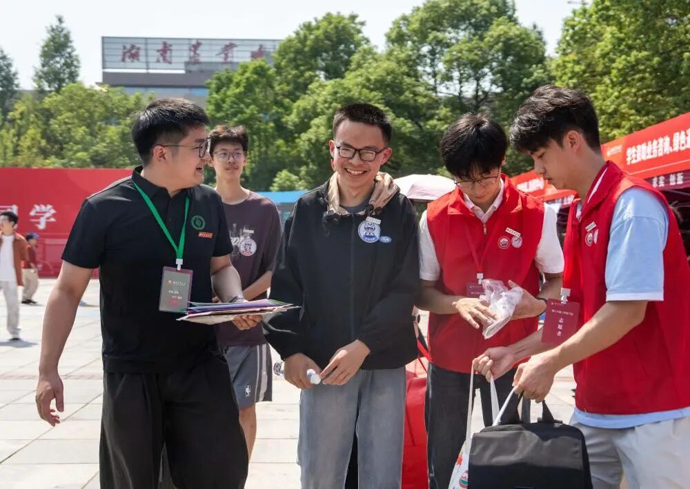 全网牵挂!“8个土鸡蛋接考”的少年,后续来了→ 全网牵挂!“8个土鸡蛋接考”的少年,后续来了→