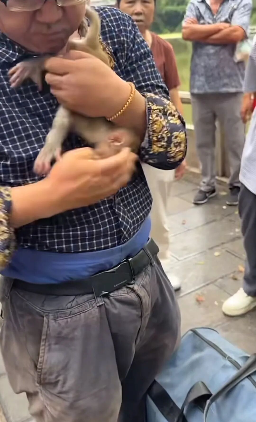 贵阳黔灵山公园一男子抓住猕猴宝宝称要带回家养，被游客和保安拦下才放生，警方介入