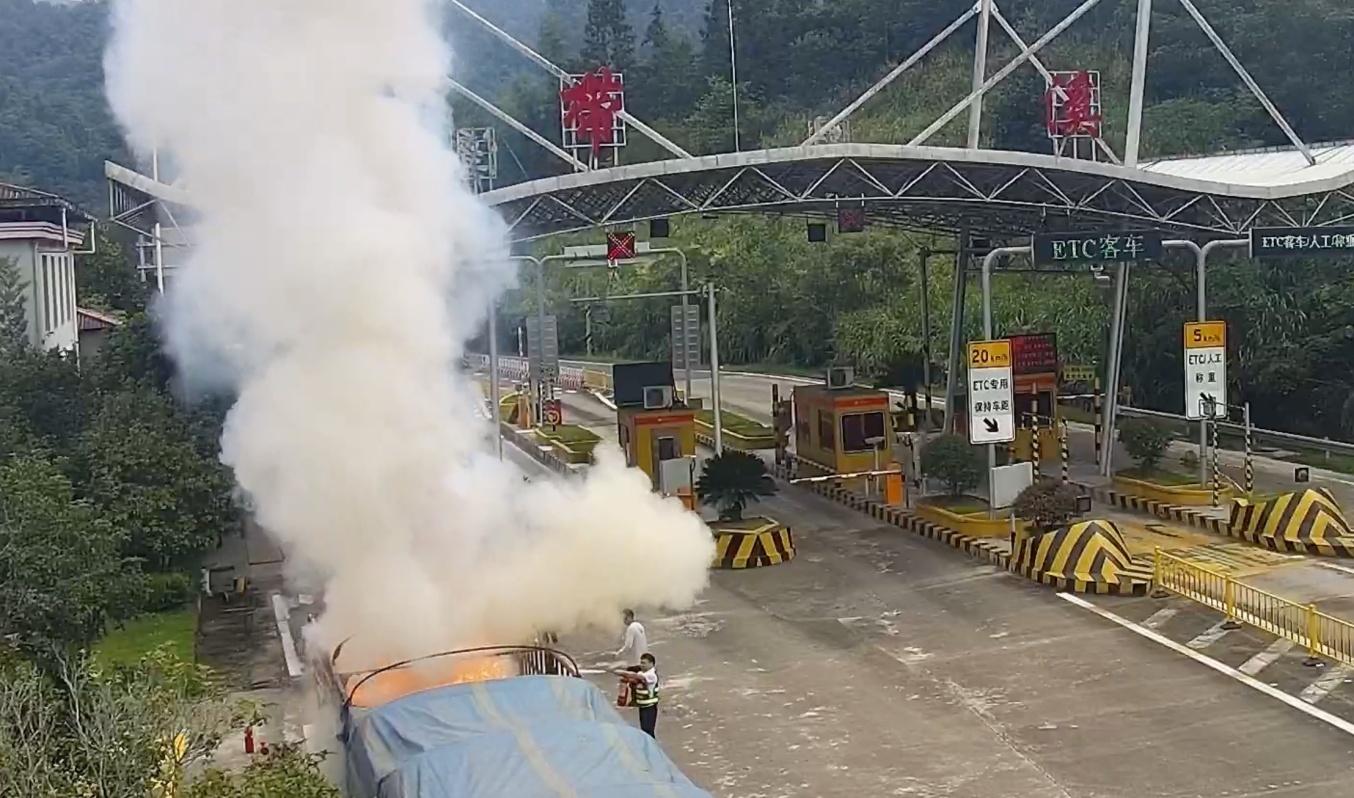 江西铜鼓:货车高速起火求助收费站 工作人员6分钟救援化险为夷 江西铜鼓:货车高速起火求助收费站 工作人员6分钟救援化险为夷