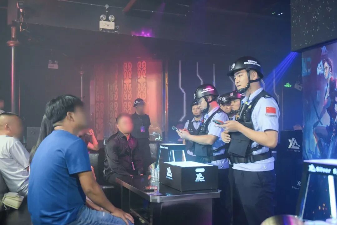 76岁男子跨境运毒,同行旅游搭子全程不知情,还“帮忙取包”…… 76岁男子跨境运毒,同行旅游搭子全程不知情,还“帮忙取包”……