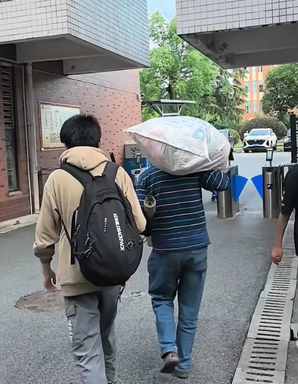 因“父亲背8个鸡蛋接考”感动全网的贺永辉,作为新生代表发言 因“父亲背8个鸡蛋接考”感动全网的贺永辉,作为新生代表发言