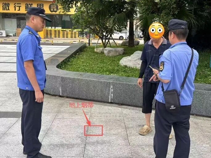 广东东莞一男子吸烟后随手扔烟头,被罚100元 广东东莞一男子吸烟后随手扔烟头,被罚100元
