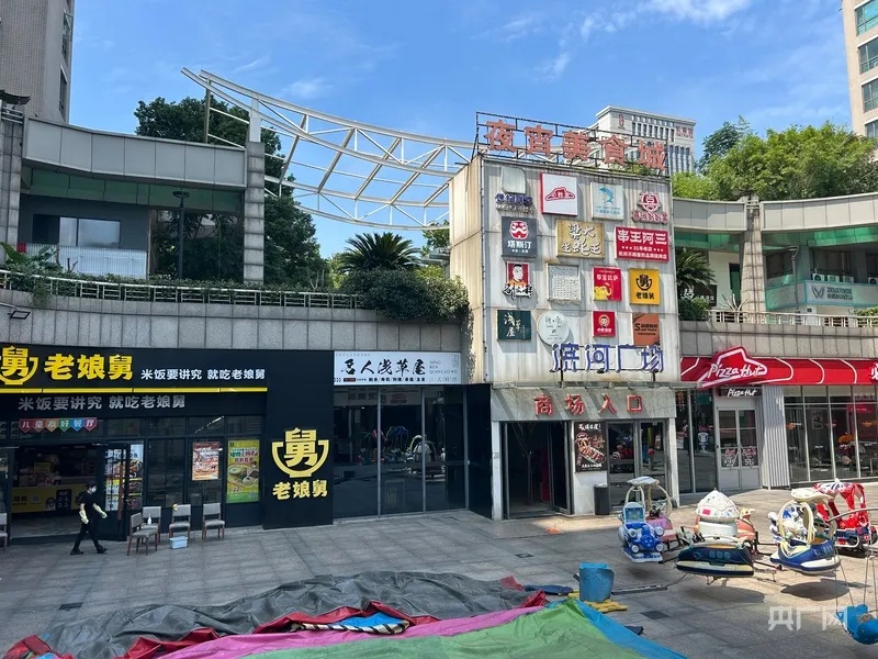 “把头屑撒在比萨上”，店员被行拘7日，原因曝光