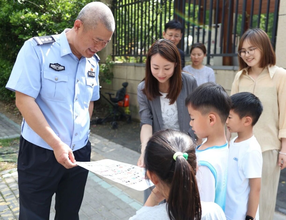 太暖了!全是涂鸦的 “加密信”,南京交警看完立马安排了 太暖了!全是涂鸦的 “加密信”,南京交警看完立马安排了