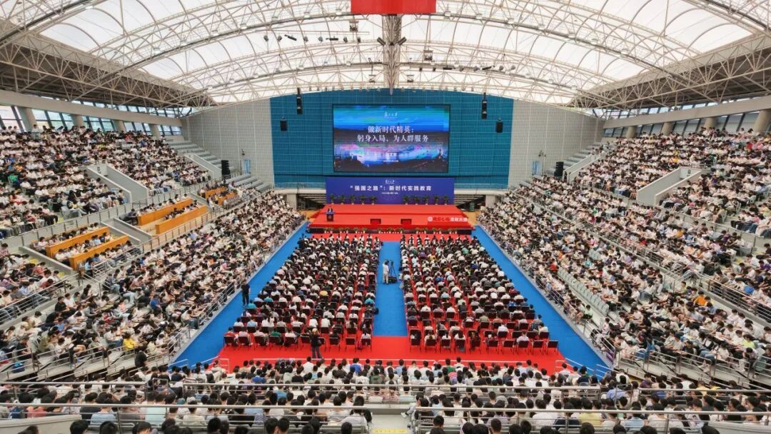 张文宏在复旦思政大课开讲:自己不是来“讲大道理”的,而是来回答一个问题 张文宏在复旦思政大课开讲:自己不是来“讲大道理”的,而是来回答一个问题