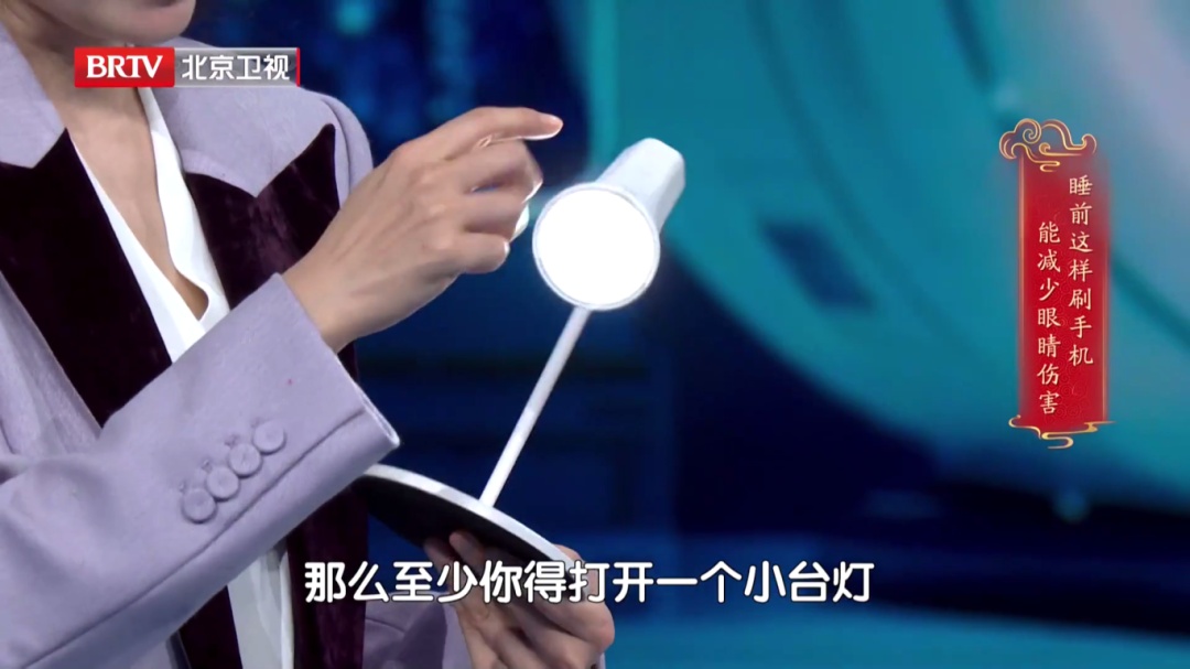 一个毁掉视力的习惯，你可能天天做，两个小动作帮你减少眼部损伤