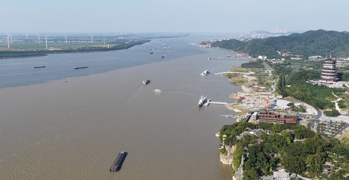 江西湖口:鄱阳湖入长江之口出现“江湖两色”倒置景观 江西湖口:鄱阳湖入长江之口出现“江湖两色”倒置景观