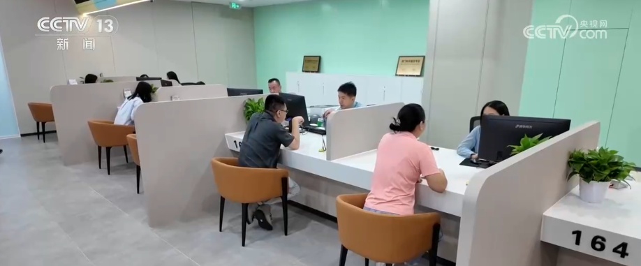 琴澳“同城化”办事体验提升 “澳政服务站”让澳门居民畅享“即办即走”轻松感 琴澳“同城化”办事体验提升 “澳政服务站”让澳门居民畅享“即办即走”轻松感