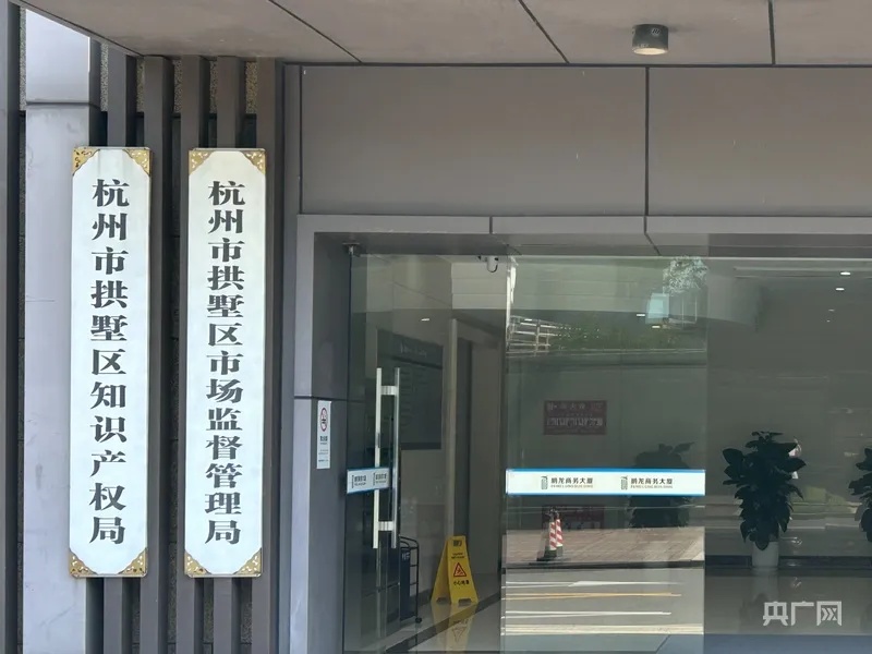“把头屑撒在比萨上”，店员被行拘7日，原因曝光