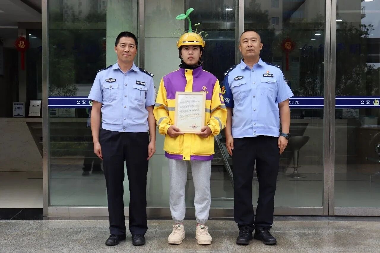 “不好意思，当时在救人” 外卖小哥超时3分钟原因让人破防