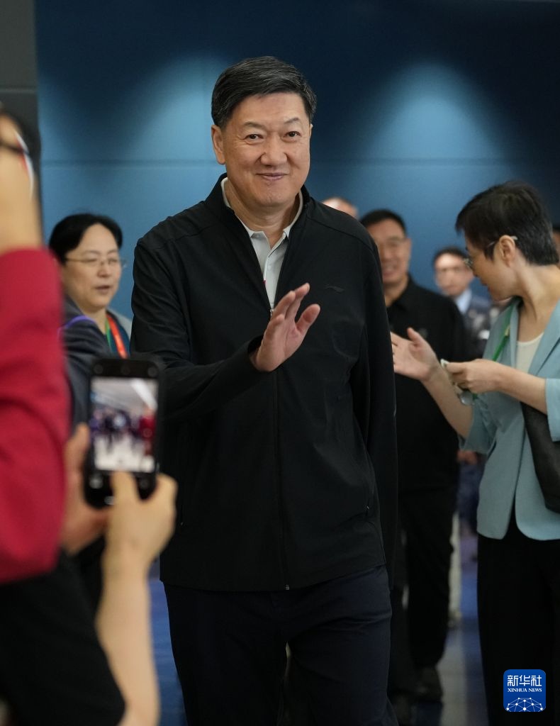 中国体育代表团团部和部分参赛队伍抵达名古屋