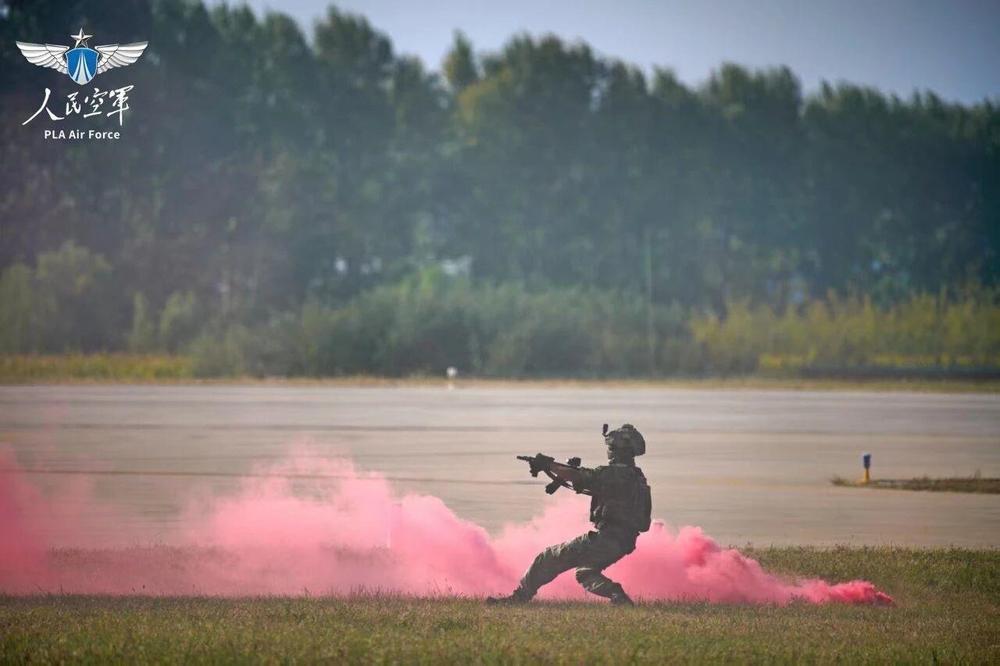 致敬中国空降兵!一组大片感受76年热血征途 致敬中国空降兵!一组大片感受76年热血征途