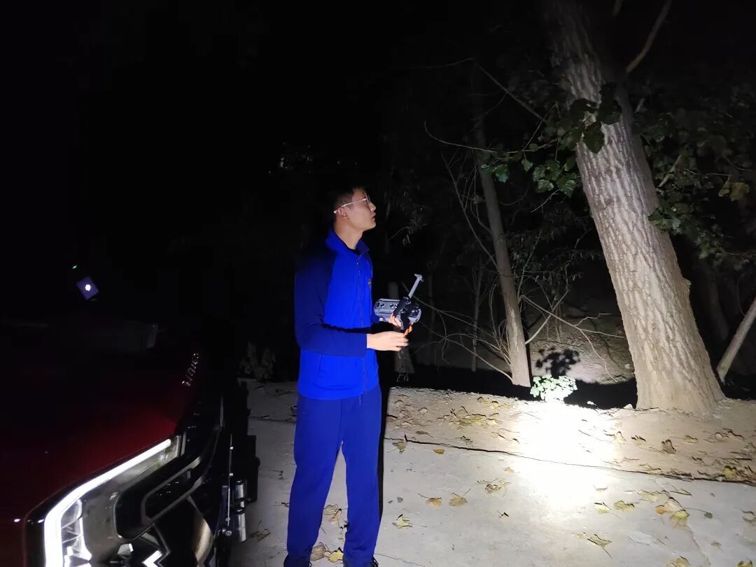 河南新乡老人20余只羊不慎走失，消防利用无人机精准定位，深夜帮找回“全部家当”