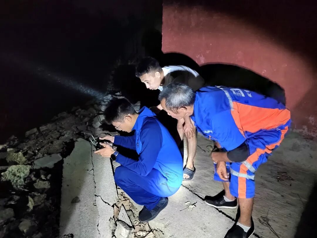 河南新乡老人20余只羊不慎走失，消防利用无人机精准定位，深夜帮找回“全部家当”