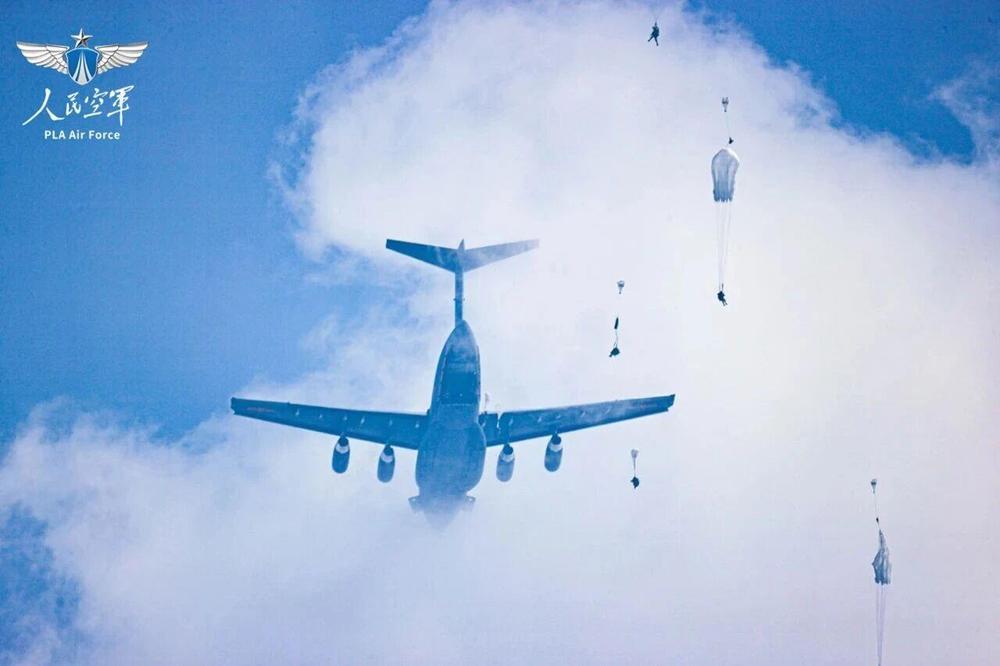 致敬中国空降兵!一组大片感受76年热血征途 致敬中国空降兵!一组大片感受76年热血征途