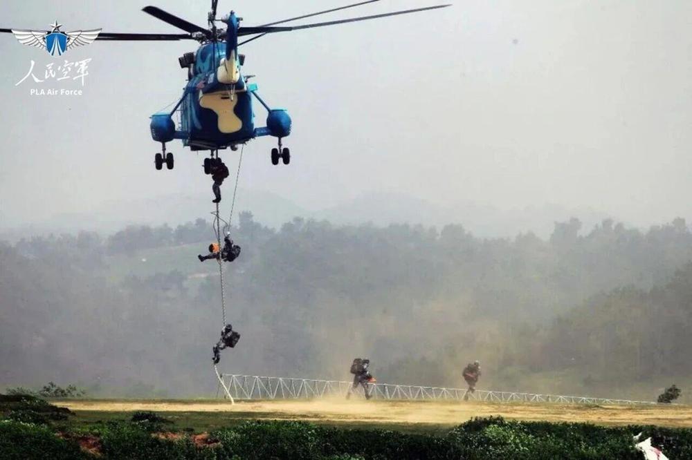 致敬中国空降兵!一组大片感受76年热血征途 致敬中国空降兵!一组大片感受76年热血征途