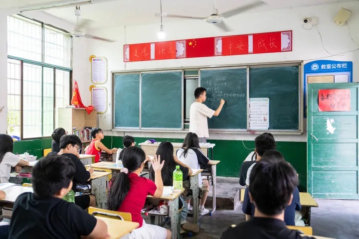 因“父亲背8个鸡蛋接考”感动全网的贺永辉，传来新消息！