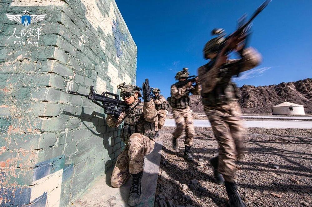 致敬中国空降兵!一组大片感受76年热血征途 致敬中国空降兵!一组大片感受76年热血征途