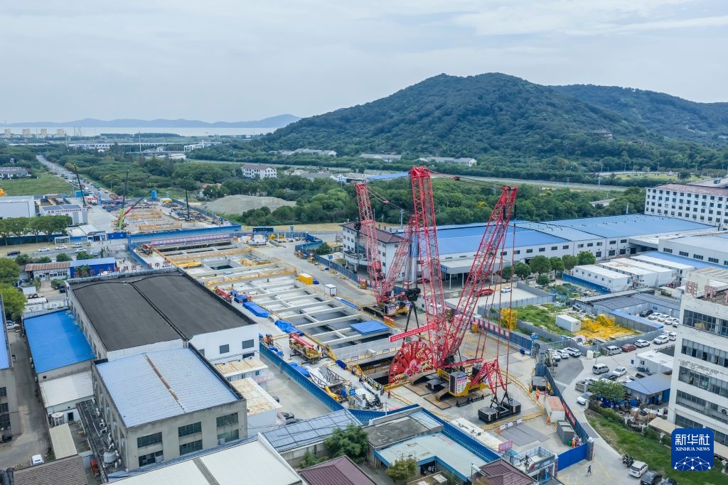 穿太湖超大直径盾构隧道“先锋号”盾构机刀盘下井