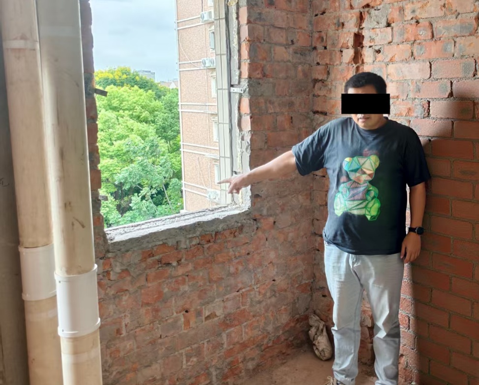 上海一装修工人为图省事竟将6袋建筑垃圾从6楼扔下，所幸楼下没人经过；警方：刑拘