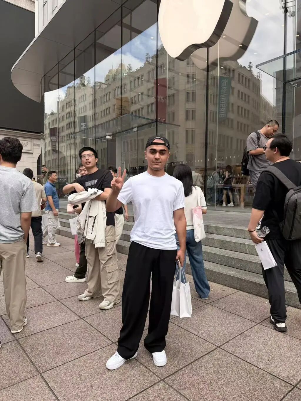 iPhone 18 Pro系列今日开售:新配色受欢迎,黄牛仅加价两三百元收购 iPhone 18 Pro系列今日开售:新配色受欢迎,黄牛仅加价两三百元收购