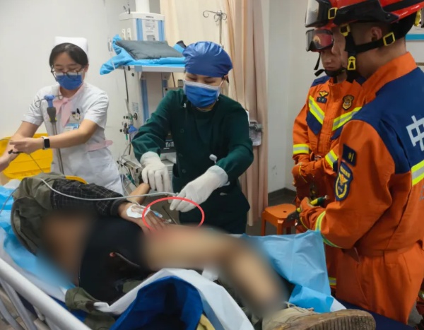 工人作业时从高处坠落，被钢筋贯穿大腿！消防提醒