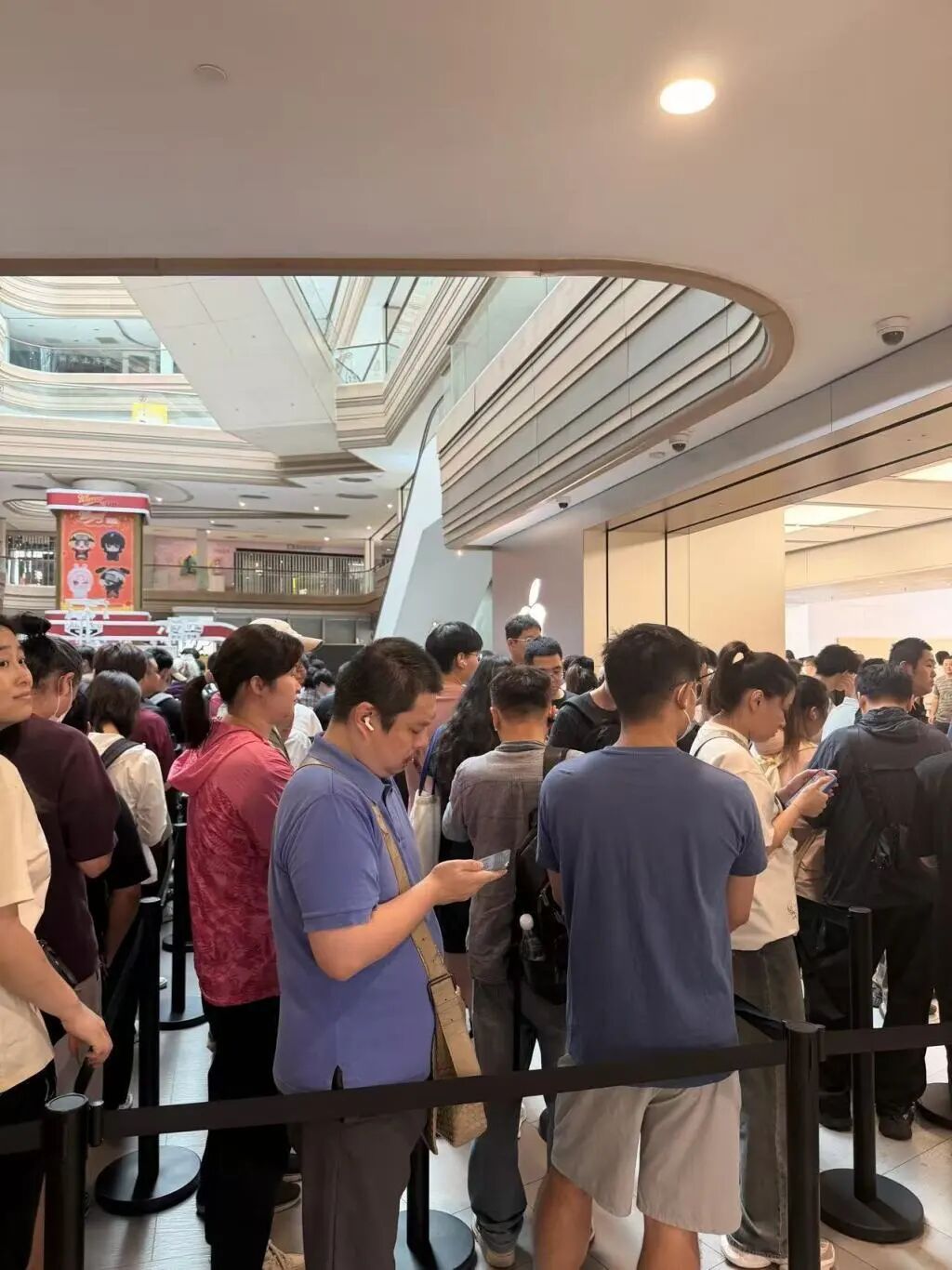 iPhone 18 Pro系列今日开售:新配色受欢迎,黄牛仅加价两三百元收购 iPhone 18 Pro系列今日开售:新配色受欢迎,黄牛仅加价两三百元收购