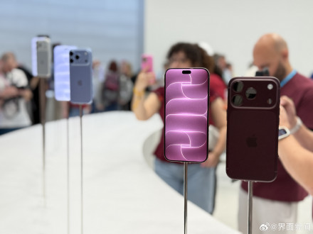 iPhone 18 Pro首发日:黄牛利润缩水,顶配溢价比去年少一半 iPhone 18 Pro首发日:黄牛利润缩水,顶配溢价比去年少一半