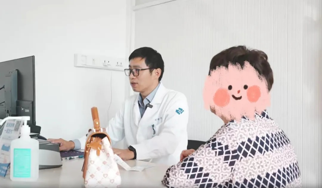 姑娘的手刚碰过来,20多岁小伙就慌忙闪躲!相亲屡屡受挫,原因竟是难以启齿的手汗 姑娘的手刚碰过来,20多岁小伙就慌忙闪躲!相亲屡屡受挫,原因竟是难以启齿的手汗