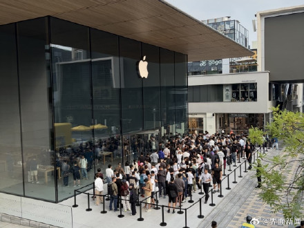 iPhone 18 Pro首发日:黄牛利润缩水,顶配溢价比去年少一半 iPhone 18 Pro首发日:黄牛利润缩水,顶配溢价比去年少一半