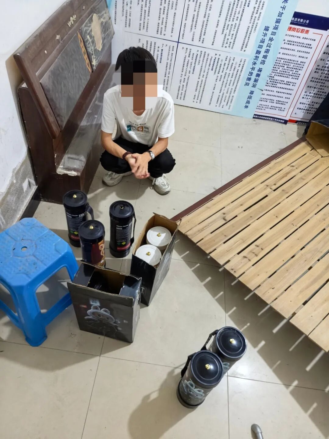 “警察同志，最近一直有人搬运长条形的钢瓶，快来！”