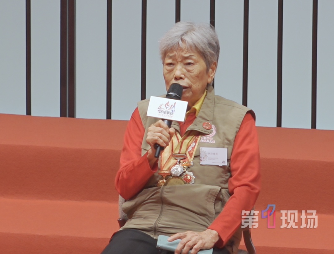 “今天出发特别有意义!”九一八事变爆发95周年,1200名港澳学生从香港出发赴天安门广场,观看升旗仪式 “今天出发特别有意义!”九一八事变爆发95周年,1200名港澳学生从香港出发赴天安门广场,观看升旗仪式