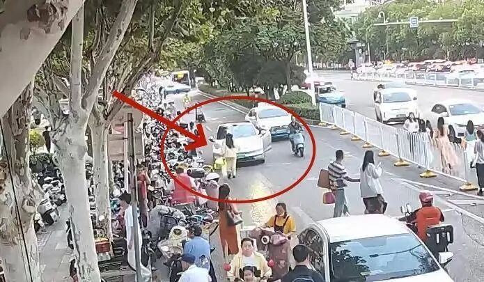 惊险!武汉一女子欲寄5台苹果手机,警方火速拦截…… 惊险!武汉一女子欲寄5台苹果手机,警方火速拦截……