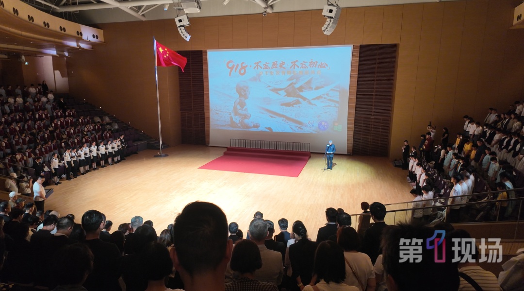 “今天出发特别有意义!”九一八事变爆发95周年,1200名港澳学生从香港出发赴天安门广场,观看升旗仪式 “今天出发特别有意义!”九一八事变爆发95周年,1200名港澳学生从香港出发赴天安门广场,观看升旗仪式