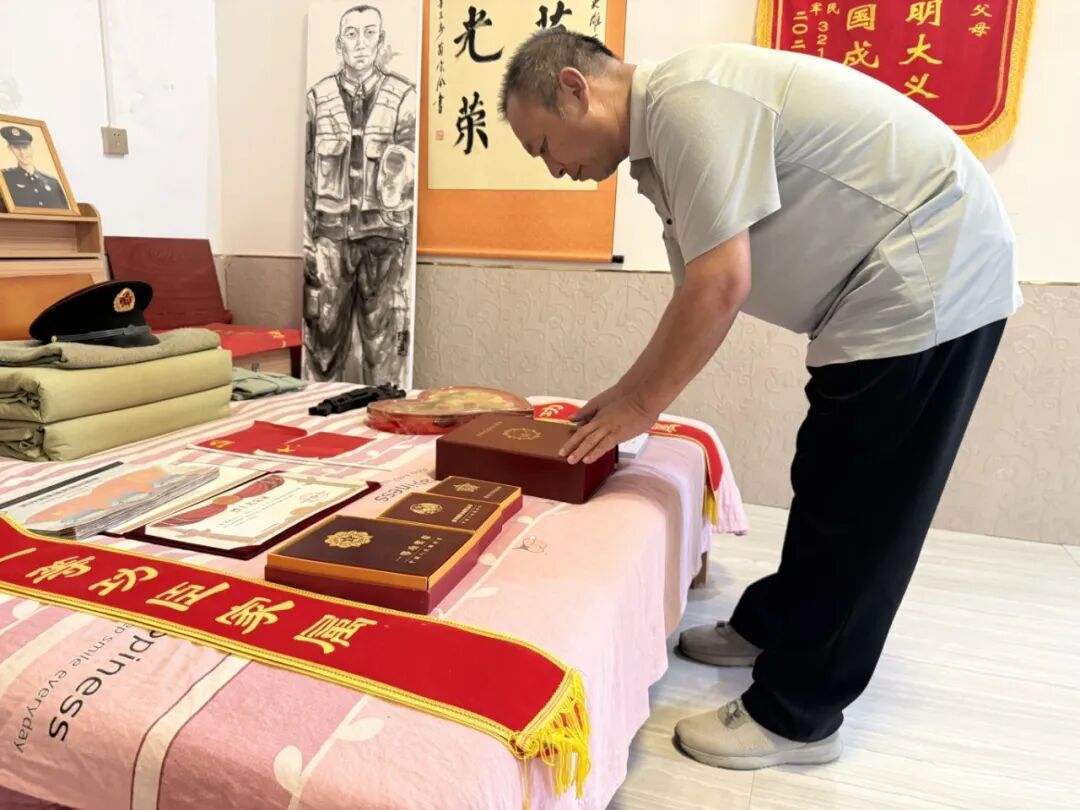 肖荣基提干后,父亲来到肖思远墓前 肖荣基提干后,父亲来到肖思远墓前
