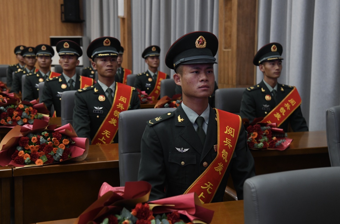 肖荣基提干后,父亲来到肖思远墓前 肖荣基提干后,父亲来到肖思远墓前