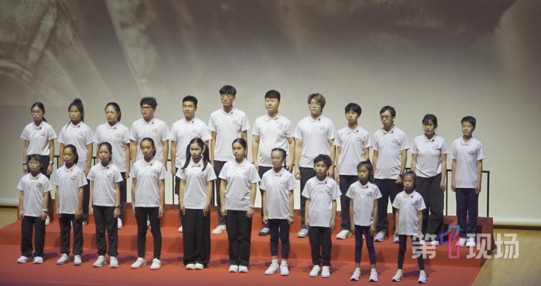 “今天出发特别有意义!”九一八事变爆发95周年,1200名港澳学生从香港出发赴天安门广场,观看升旗仪式 “今天出发特别有意义!”九一八事变爆发95周年,1200名港澳学生从香港出发赴天安门广场,观看升旗仪式