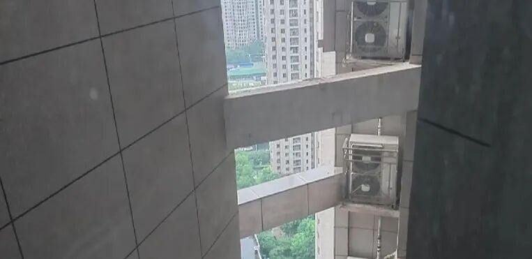 30楼窗外突现一陌生男子,自称在修空调,却没穿工装、没系安全绳,业主起疑报警 30楼窗外突现一陌生男子,自称在修空调,却没穿工装、没系安全绳,业主起疑报警