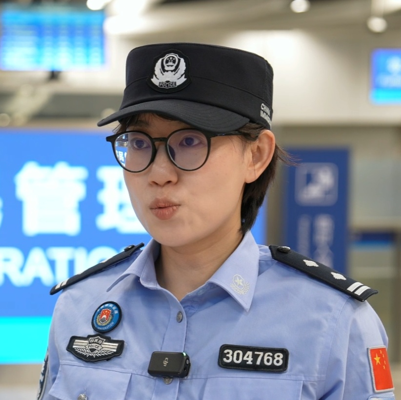 “今天出发特别有意义!”九一八事变爆发95周年,1200名港澳学生从香港出发赴天安门广场,观看升旗仪式 “今天出发特别有意义!”九一八事变爆发95周年,1200名港澳学生从香港出发赴天安门广场,观看升旗仪式