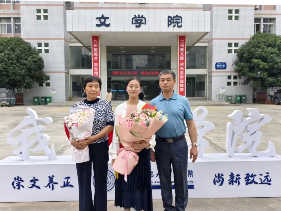 安徽一女教师突然决定:请假一周!学校:批准!父母:关店陪同! 安徽一女教师突然决定:请假一周!学校:批准!父母:关店陪同!