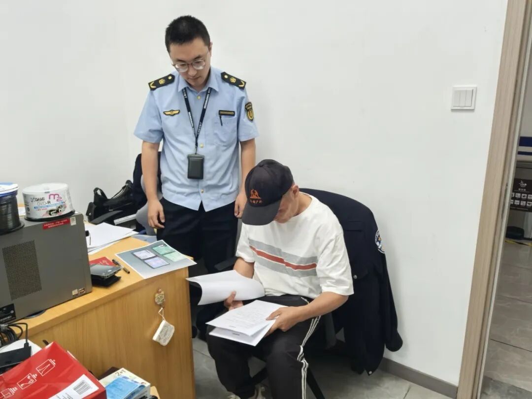 上海警方:出租车司机朱某忠,吊销从业证 + 拘留 10 天! 上海警方:出租车司机朱某忠,吊销从业证 + 拘留 10 天!
