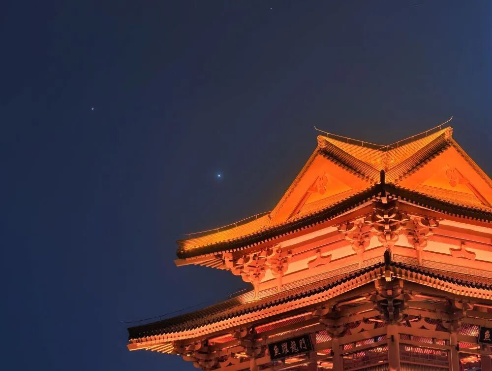 明晚“最亮金星”与“最小上弦月”将同框,广州市民可在18时52分—19时17分投入观测 明晚“最亮金星”与“最小上弦月”将同框,广州市民可在18时52分—19时17分投入观测