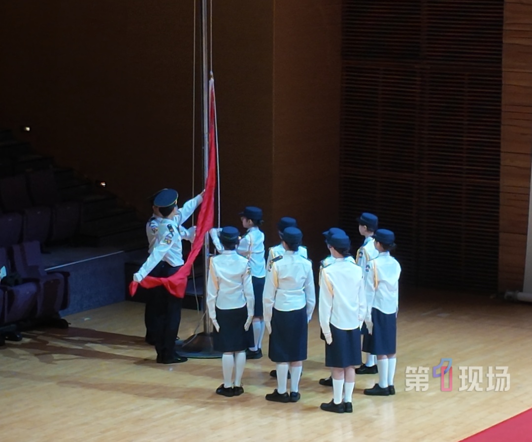 “今天出发特别有意义!”九一八事变爆发95周年,1200名港澳学生从香港出发赴天安门广场,观看升旗仪式 “今天出发特别有意义!”九一八事变爆发95周年,1200名港澳学生从香港出发赴天安门广场,观看升旗仪式