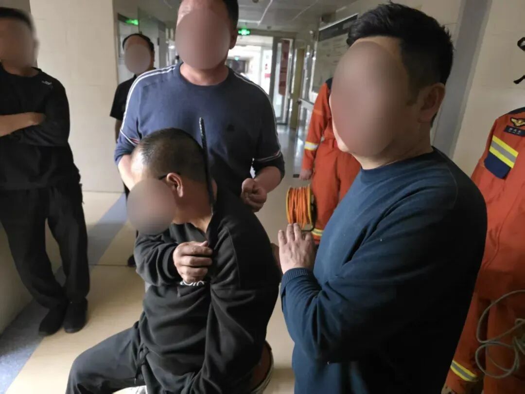 工人作业时从高处坠落，被钢筋贯穿大腿！消防提醒