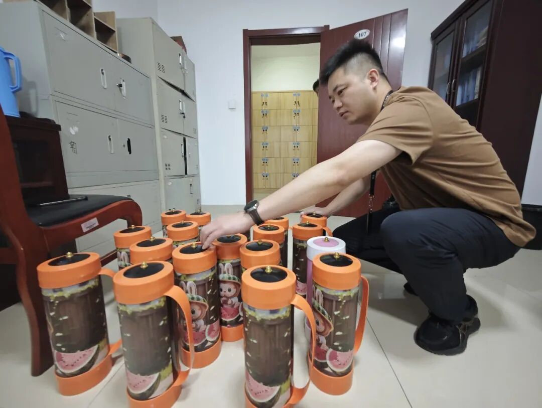 “警察同志，最近一直有人搬运长条形的钢瓶，快来！”