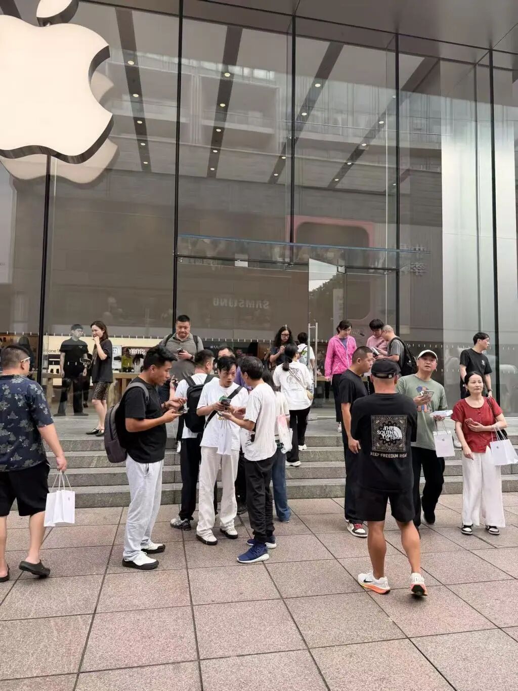 iPhone 18 Pro系列今日开售:新配色受欢迎,黄牛仅加价两三百元收购 iPhone 18 Pro系列今日开售:新配色受欢迎,黄牛仅加价两三百元收购