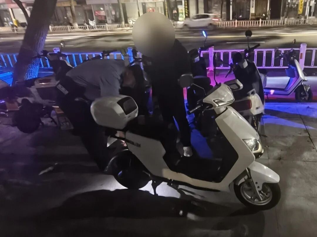 “那你报警吧”…浙江男子深夜街头偷拆电瓶车被发现，竟淡定让路人报警